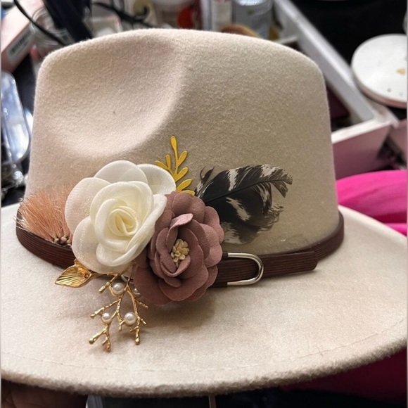 Quiet Luxury Boutique Jewelry - ✨NEW Elegant Floral Brooch with Gold Accents